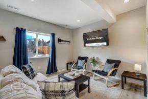 Parkside Ridge Cozy Escape w Hot Tub & Views